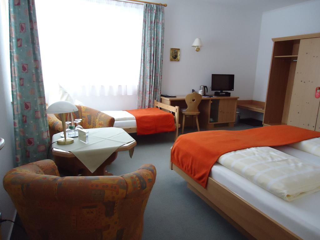 Berghotel Schiller Schonach im Schwarzwald Værelse billede